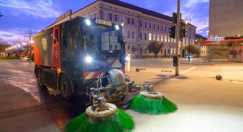 Hajnalban takarítanak, estére újra koszos – Madárürülékre panaszkodnak a sepsiszentgyörgyiek