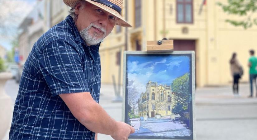 Festőállvánnyal a hóna alatt jár utcáról utcára, örömmel festi képre festi a várost a kaposvári alkotó