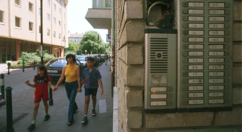 Sokkot kaptak a lakók az egri lépcsőházban – kiszivárgott kapukóddal jutottak be idegenek a házba
