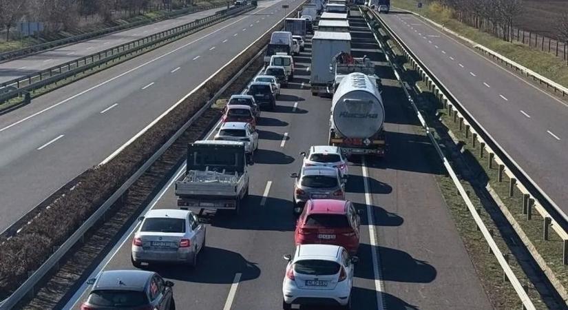 Totális káosz az M1-esen, kilométereken át araszol a forgalom