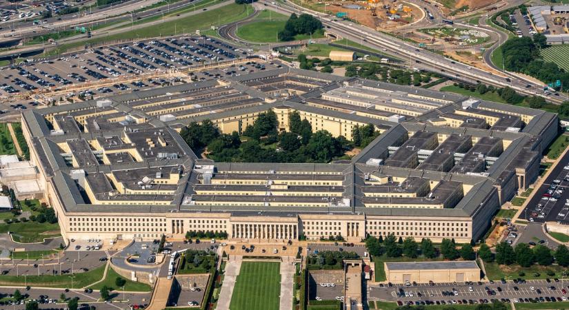 Felfordulás a Pentagonban: menesztették a csúcsvezetőt
