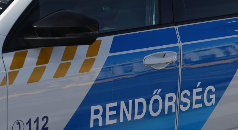 Keveselték az aprót, ütni-verni kezdtek egy padon ülő férfit Pécsen, majd sörre és pálinkára költötték a pénzét