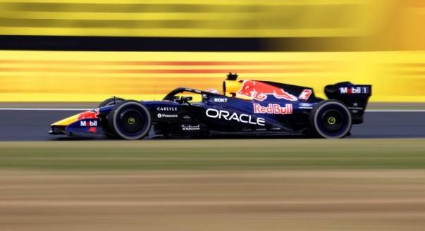 Átalakított Red Bull-lal tesztelt Verstappen