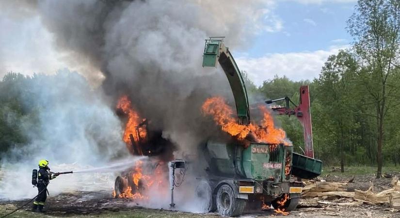 Hatalmas tűz Kölkeden: teljesen kiégett egy mezőgazdasági gép (FOTÓK)