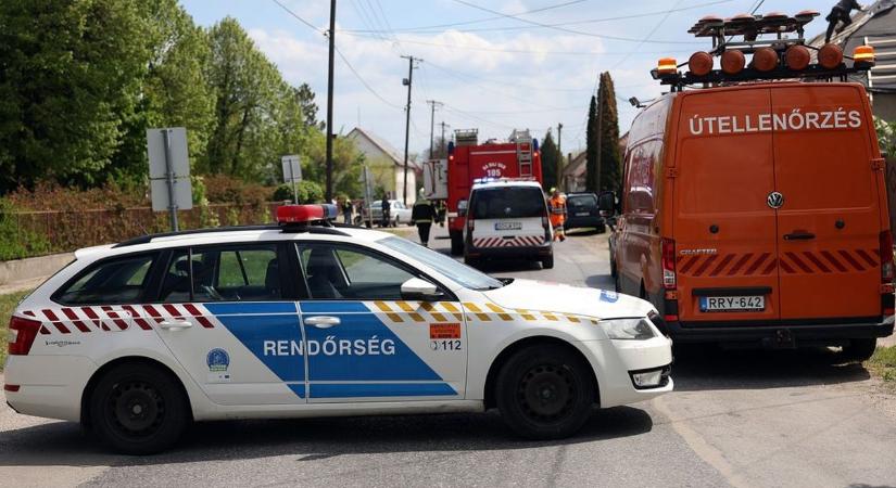 Motor ütközött személyautóval, egy ember megsérült a balesetben  fotók