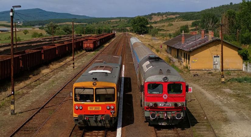 Pótlóbusz váltja a vonatokat a hatvani vonalon