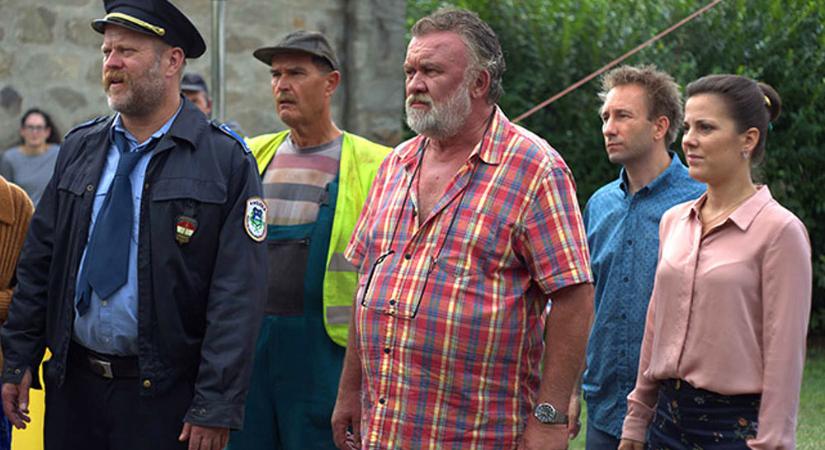 Kirúgták a Mi kis falunk című RTL-es sorozat stábját, nem forgathatnak többet Pilisszentléleken