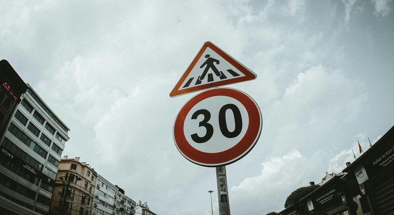A vitatott 30-as sebességkorlátozás a városokban – Lassítja a forgalmat vagy életeket ment?