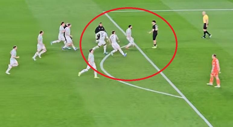 Fradi-játékosok ugrottak a sorsdöntő 11-est hibázó ETO-focistának - a jelenet videón