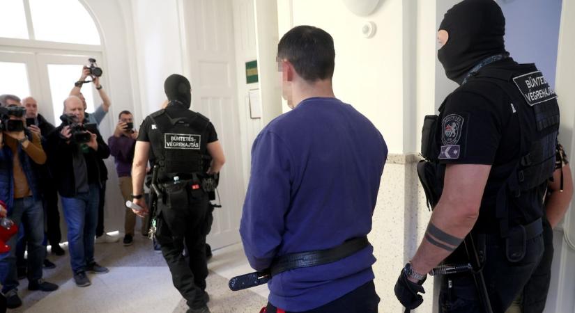 Kacsintott a fonói gyilkos az életfogytiglani büntetés lehetőségére – két nőt mészárolt le az utcán bedrogozva