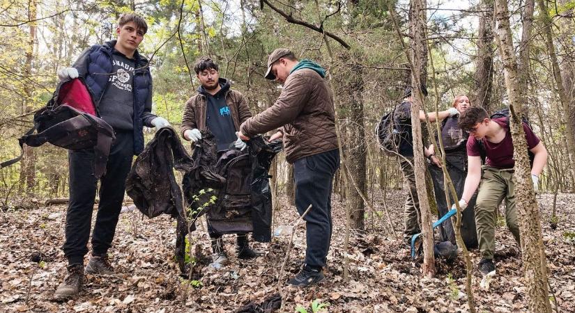 Három éves szemét bújt meg az avar alatt: döbbenetes, mit találtak az ásotthalmi diákok az erdőben
