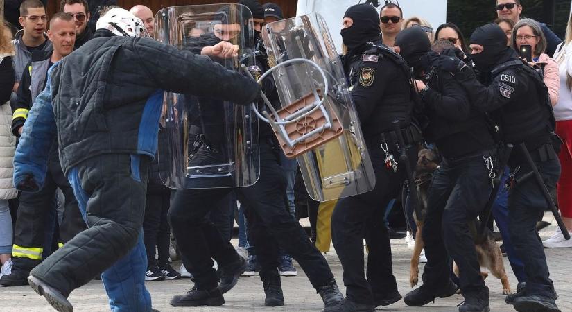 Felborult egy autó a nyíregyházi Kossuth téren, speciális rendőri egység vonult a helyszínre (fotók, videó)