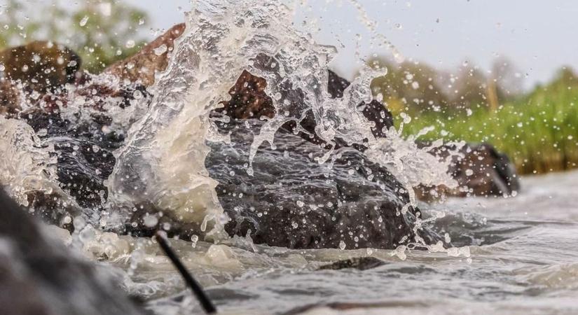 Balatoni vízállás: stagnálás után csökkenés – Viharos szél csap le a tóra, riasztás van érvényben