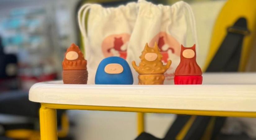 Ezek a fura figurák mit keresnek a mentőkben?