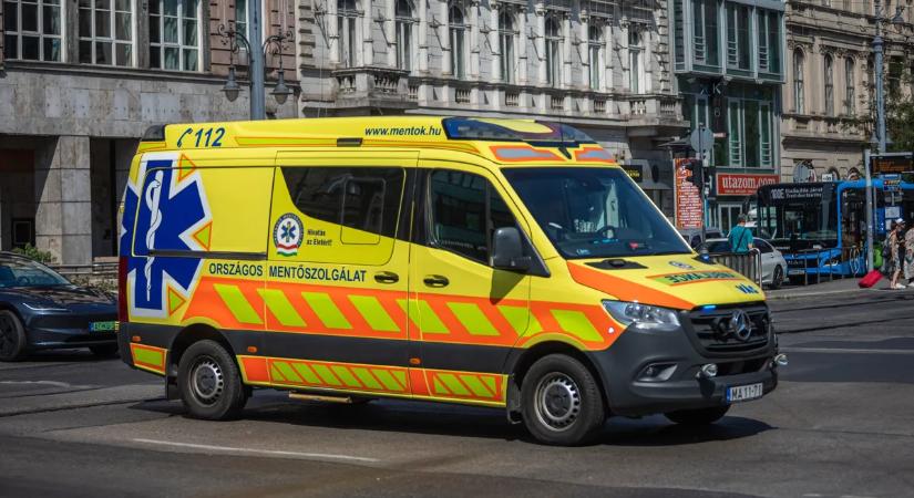 Rohant a mentő: autójába szorult egy sofőr Angyalföldön