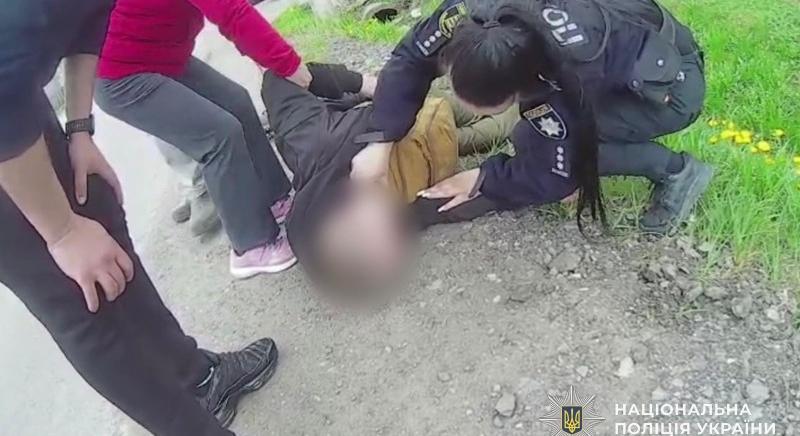 Szolyván rendőrnő mentette meg egy eszméletlen katona életét