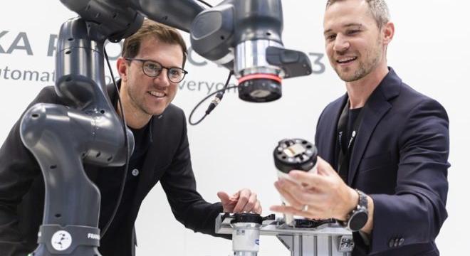 Az egész világgal versenyeznek a hazai cégek a mérnökökért