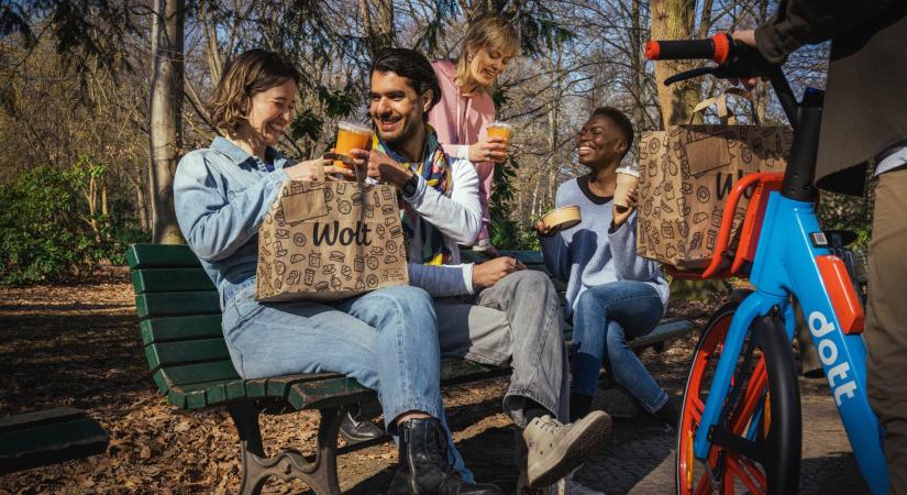 Havonta 30 percet ingyenesen utazhatnak a Wolt előfizetők a Dott e-rollerein és e-biciklijein