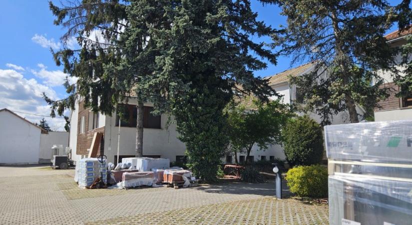 Levonultak a munkások, félbemaradt a felújítás a kiürített számláiról elhíresült Mészáros-cég központjánál