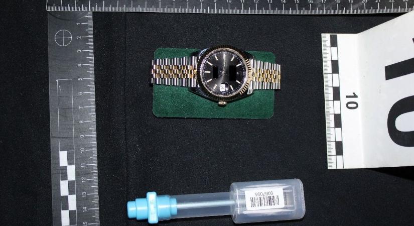 Borítéknyi papírfecnivel fizetett a luxusóráért a sárvári rabló, majd előkerült gázspray is