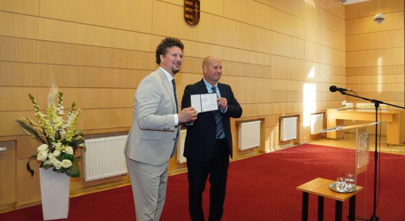 Nagy Ervin átvette képviselői megbízólevelét Dunaújvárosban