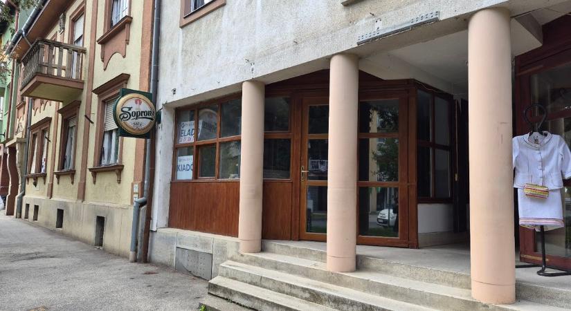 Évtizede porosodik, még mindig gazdára vár ez az étterem a város szívében. Te is sokszor ebédeltél itt?