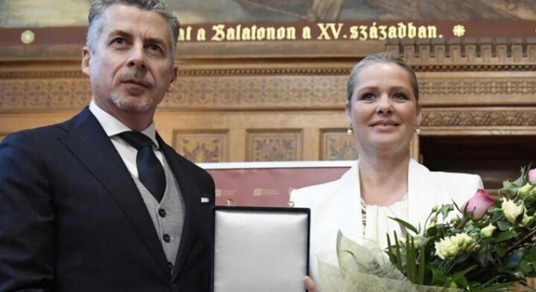 Sulyok Tamás kapta idén a Laposföld-díjat, Rákay Kálmán asztrológus feleségének kitüntetéséért