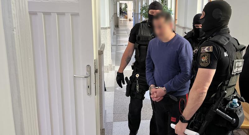 "... most én is megölök mindenkit!"