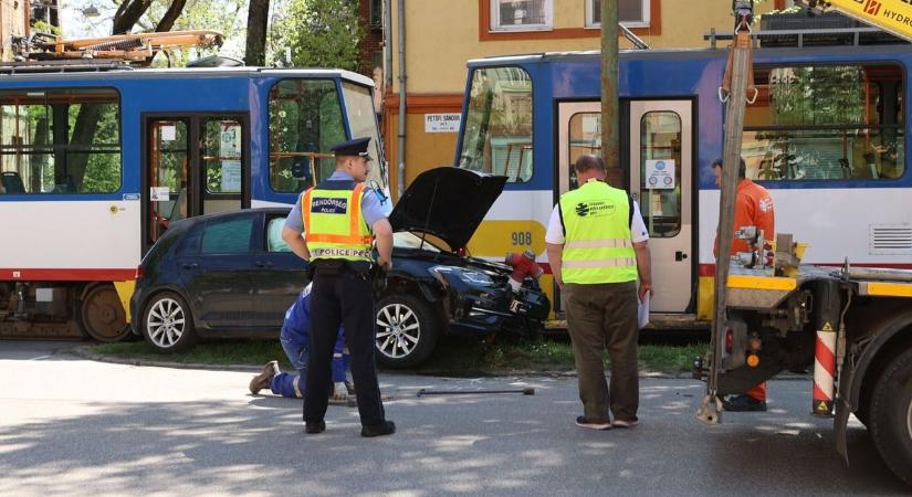 Hatalmas csattanás Szegeden: egy ember került kórházban a villamosbaleset után (galéria)