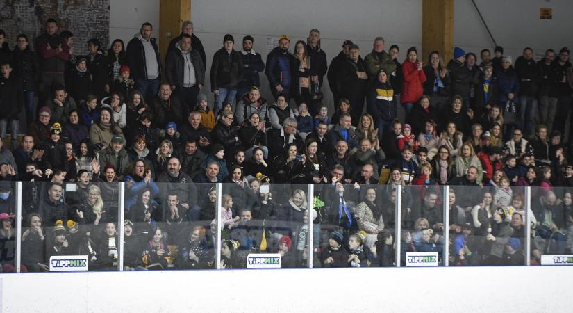 Ingyenes bulival zárul a debreceni hokiszezon