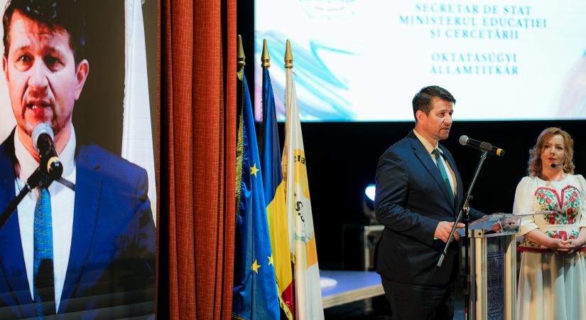 Rekordszámú magyarul írandó tankönyvre hirdetett közbeszerzést az oktatási minisztérium Romániában