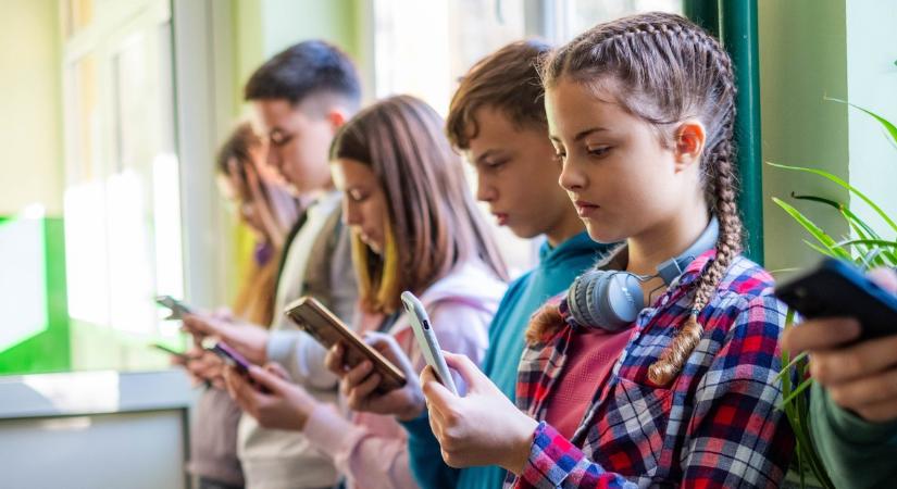 Elfogadta a parlament: megtiltják a közösségi média használatát a 15 év alattiaknak