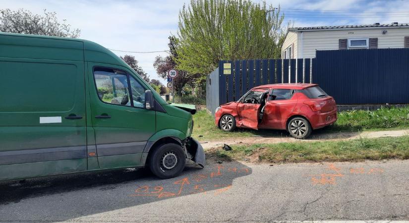 Durva karambol Nyíregyházán: totálkáros autók, hatóságok a helyszínen, egy sofőrt mentő vitt el (fotók)