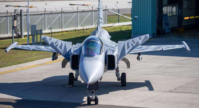 Ilyen lett a kecskeméti Gripen tigriscsíkos díszfestése – fotók, videó