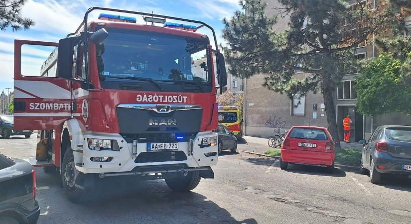 Tűz volt egy lakásban Szombathelyen, egy ember kórházba került - helyszíni fotók