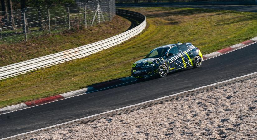 Álruhában bukott le az új Opel Corsa GSE – ezt rejti a fólia!