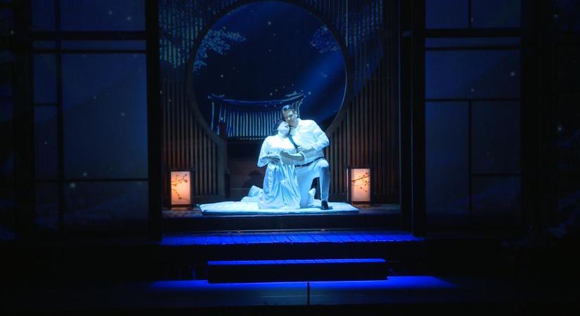 Két különböző világ találkozik Puccini gyönyörű operájában: a Pillangókisasszonyt állítja színpadra a Csokonai Színház