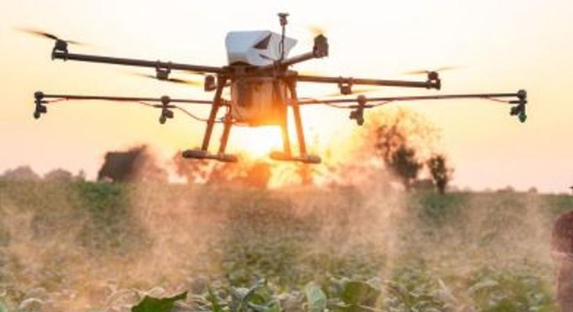Már nyolc szer engedélyezett a drónos növényvédelemben