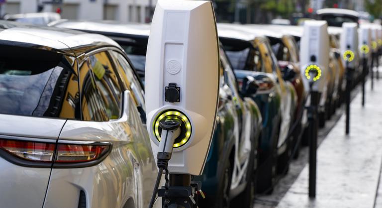 Teljesen új irányt vett az európai autópiac az iráni háború óta, soha nem adtak el még ennyi elektromos autót