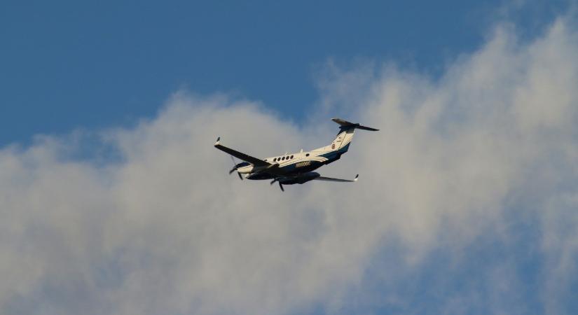 Éppen csak elindult az amerikai követség gépe Budapestről, már fordult is vissza