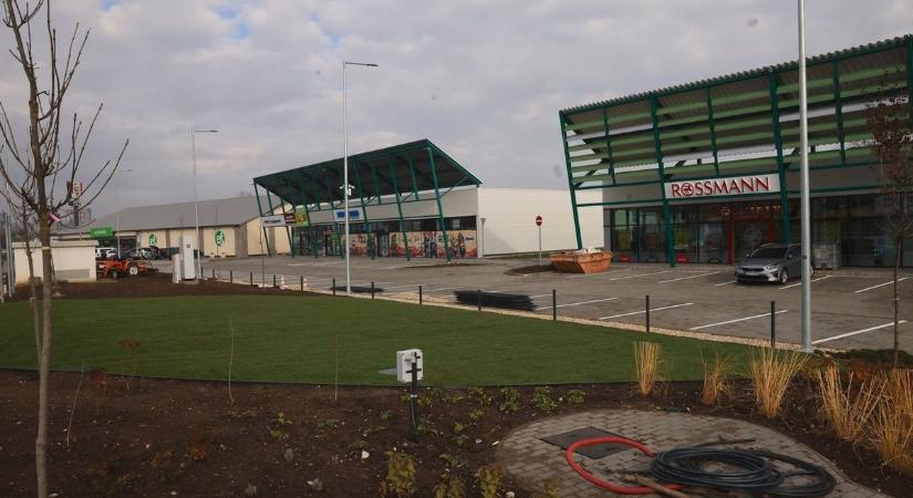 Ennyire nem megy a parkolás? Nagyot néztek, miket raktak ki az új miskolci bevásárlóközpontnál – fotóval