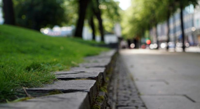 Ökölnyi azbesztdarabokat találtak egy bölcsőde előtt, óriási a felháborodás Burgerlandban is