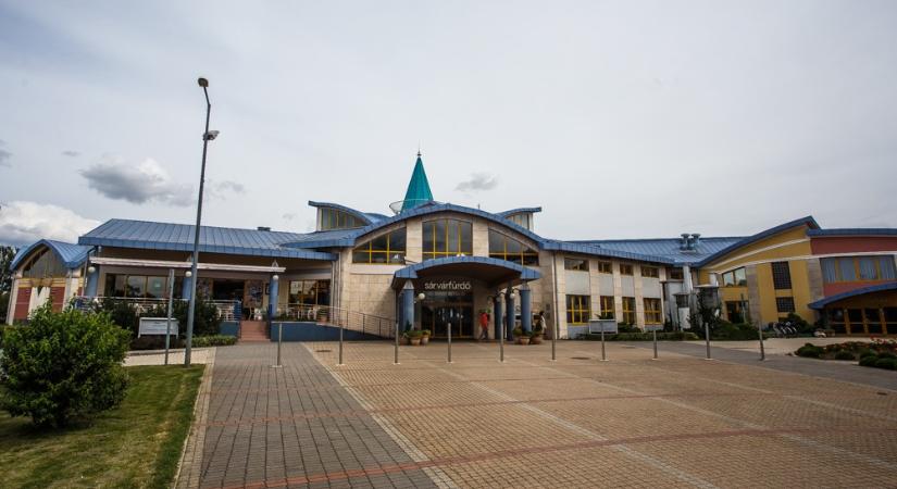 Az ügyészségi nyomozás még véget sem ért, de a Vas Népe már megírta, hogy nem igaz, hogy valakit munka nélkül fizettek a Sárvári Gyógyfürdőben