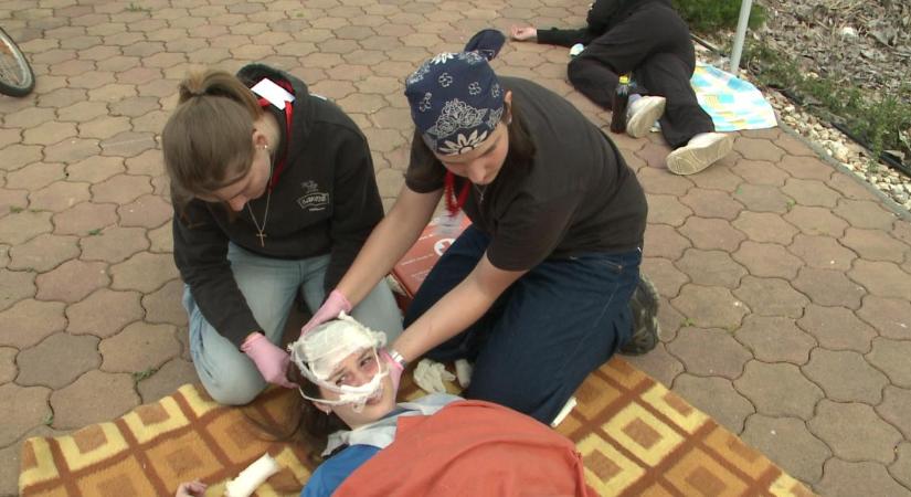 Életeket mentettek a diákok Debrecenben: vérzést állítottak el és újraélesztést gyakoroltak