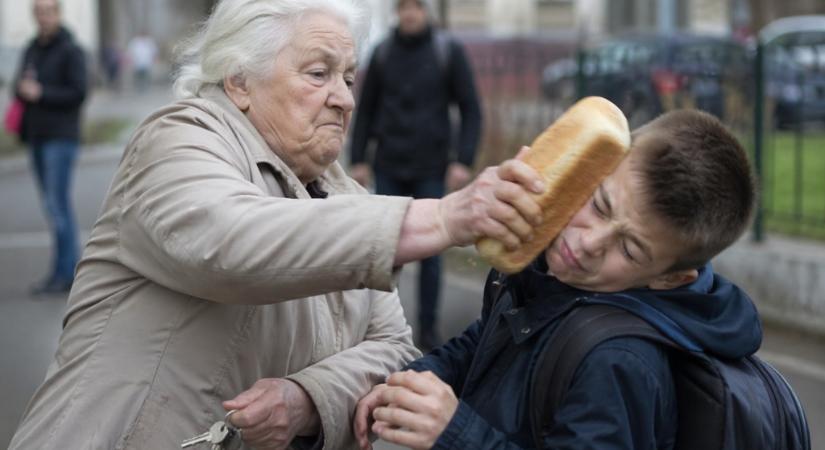 Egy nyugdíjas nő kenyérrel támadt egy kisfiúra, a kulcsait is elvette