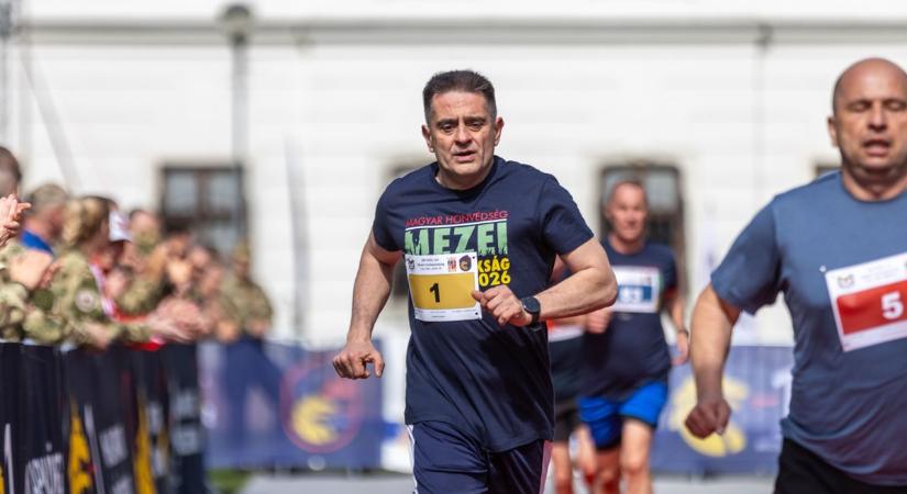 „Aki fizikailag nincs rendben, az nem igazi katona” – Böröndi Gábor példát mutatott a katonáknak Tatán