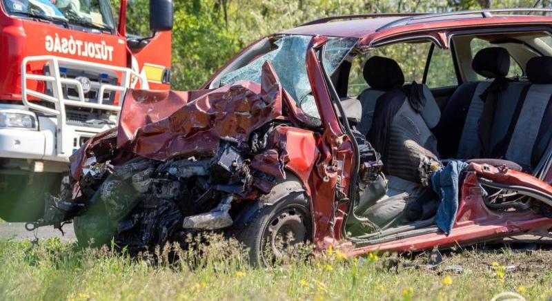 Halálos baleset történt Kiskunhalasnál, teljes szélességében lezárták a főutat