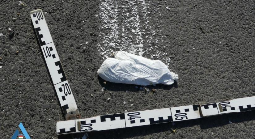 Aszfalton landolt az anyag