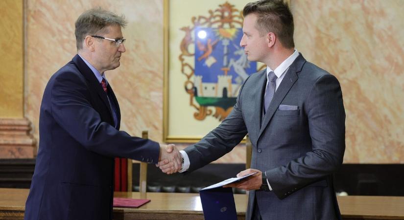 Dr. Bódis Péter átvette megbízólevelét az egri városházán