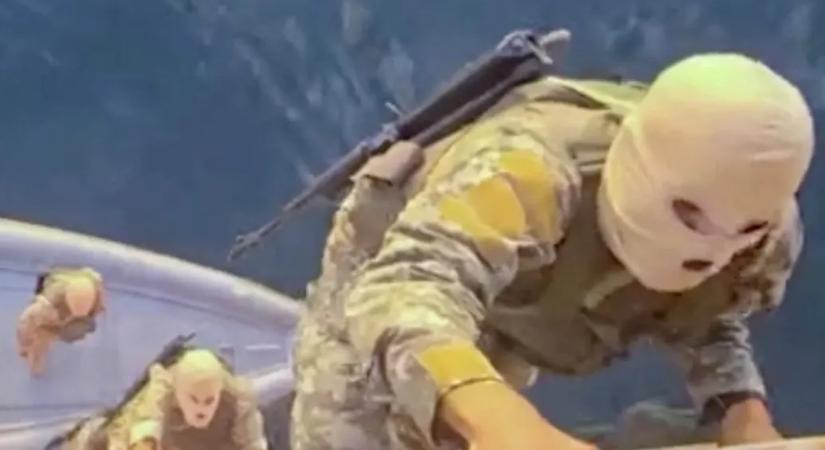 Videón, ahogy maszkos irániak motorcsónakkal elfoglalnak két konténerhajót a Hormuzi-szorosban